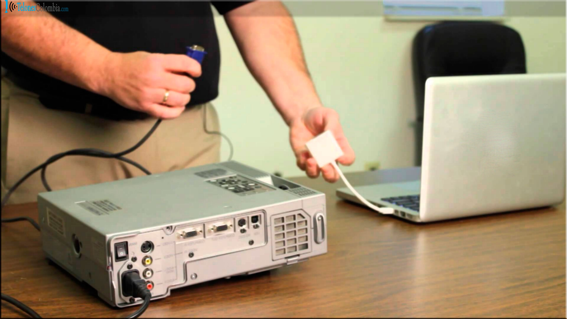 Como conectar computador portatil a Video beam